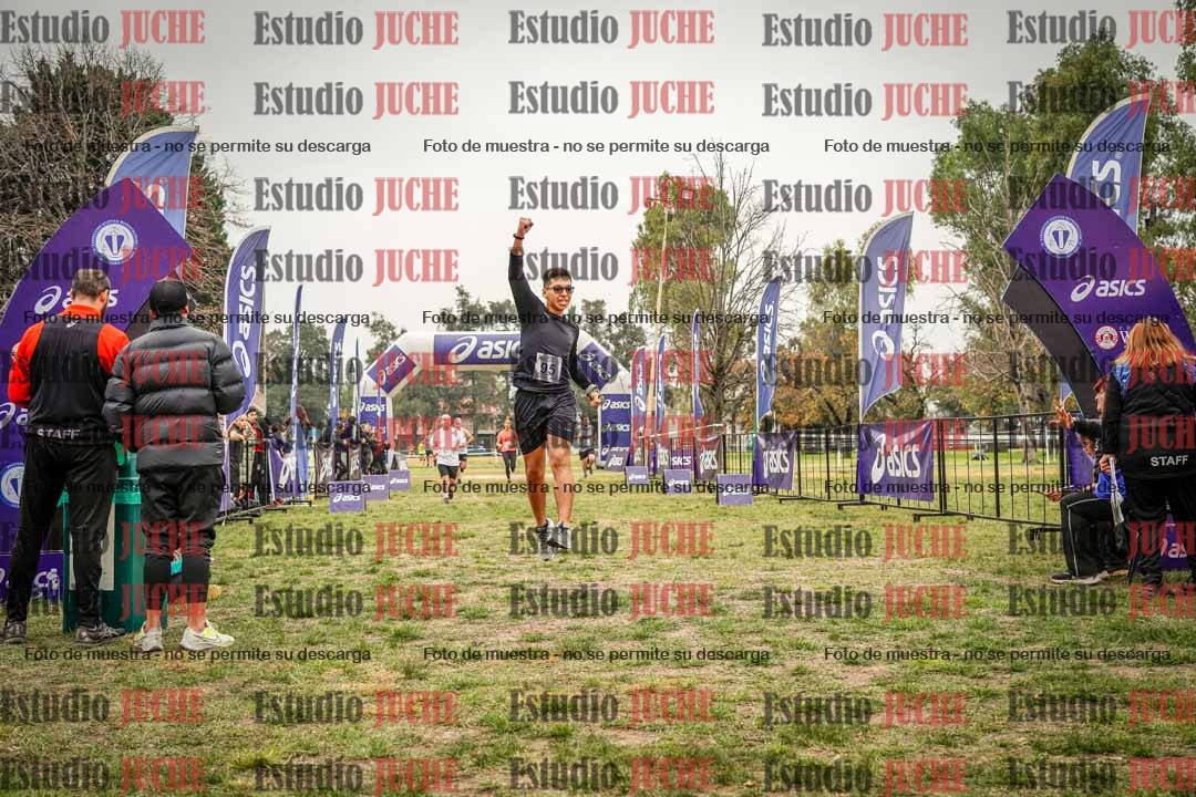 Fotos de la llegada del cross de 6000 m - running teams mujeres y varones