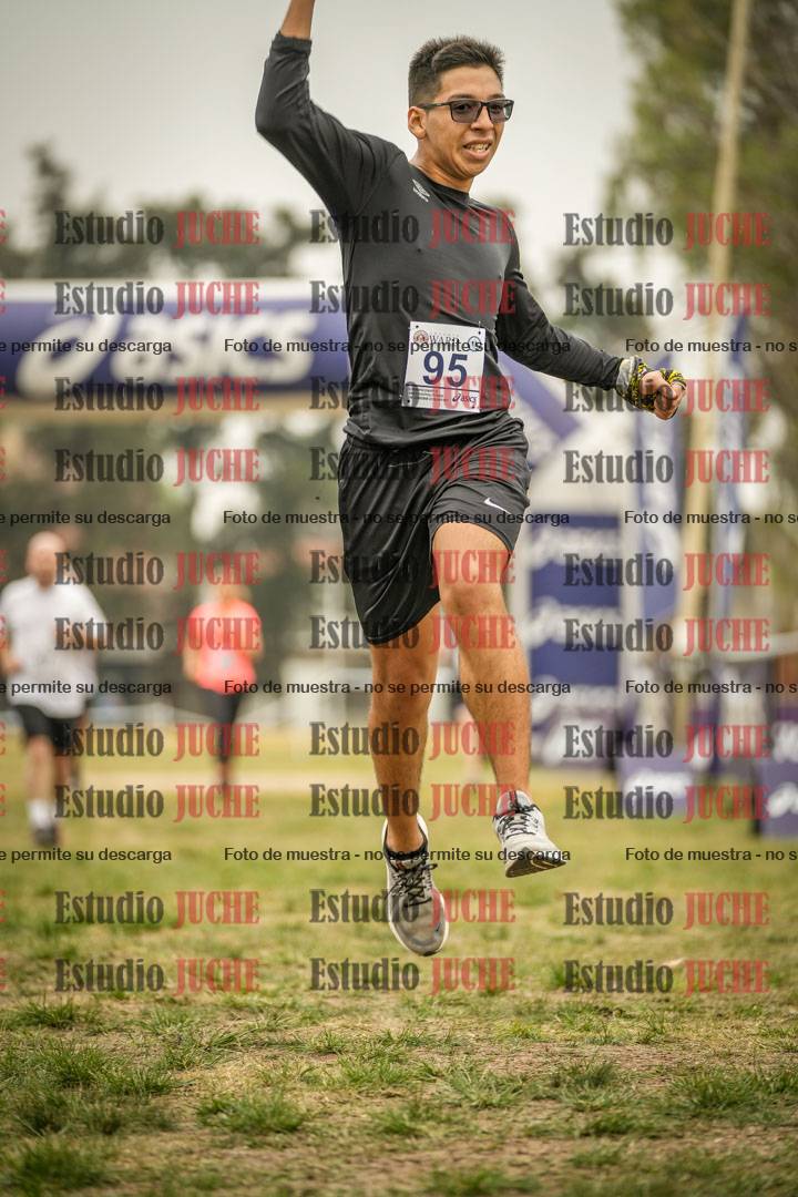 Fotos de la llegada del cross de 6000 m - running teams mujeres y varones