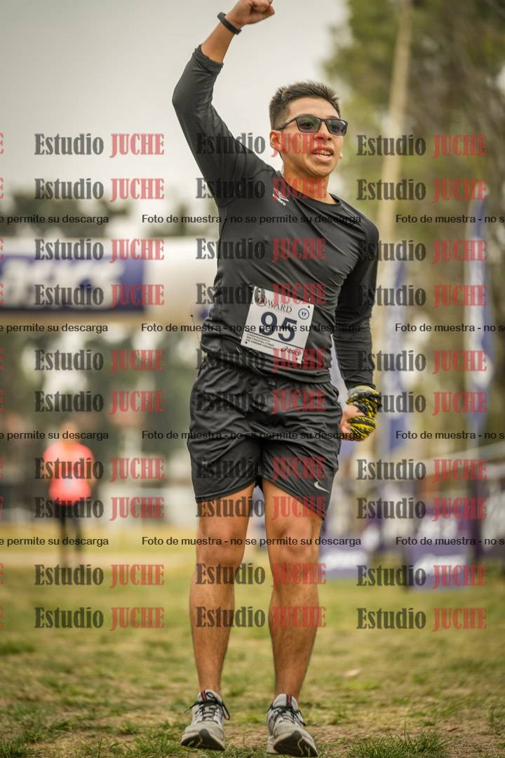 Fotos de la llegada del cross de 6000 m - running teams mujeres y varones