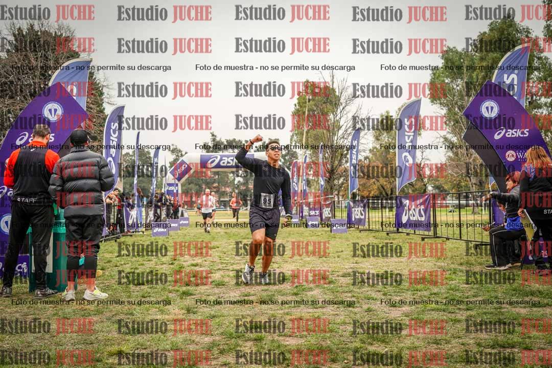 Fotos de la llegada del cross de 6000 m - running teams mujeres y varones