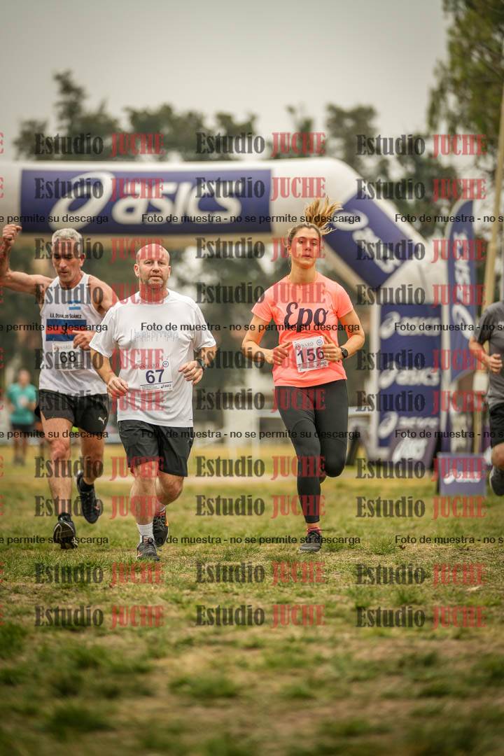 Fotos de la llegada del cross de 6000 m - running teams mujeres y varones