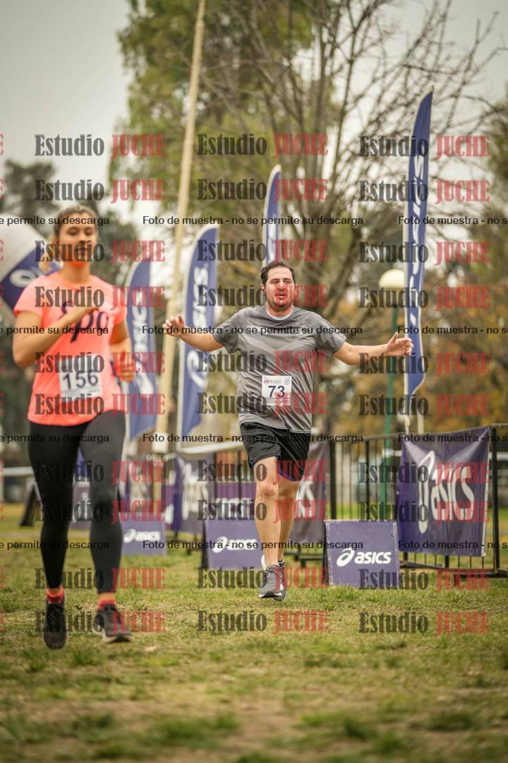 Fotos de la llegada del cross de 6000 m - running teams mujeres y varones