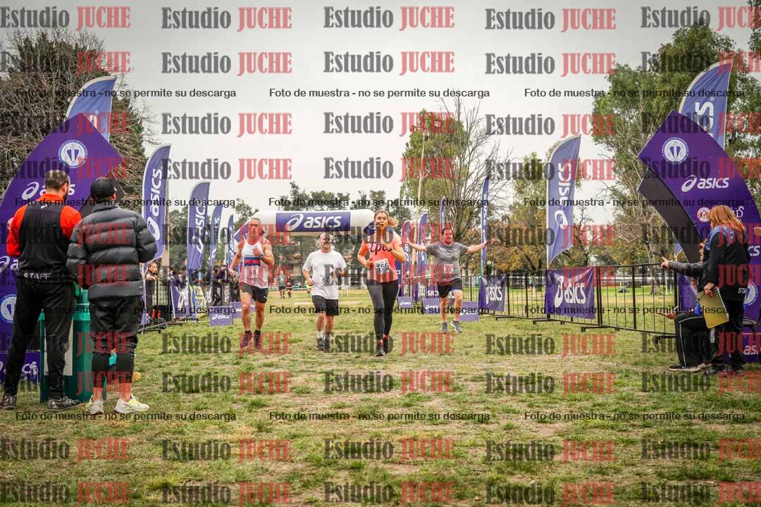 Fotos de la llegada del cross de 6000 m - running teams mujeres y varones