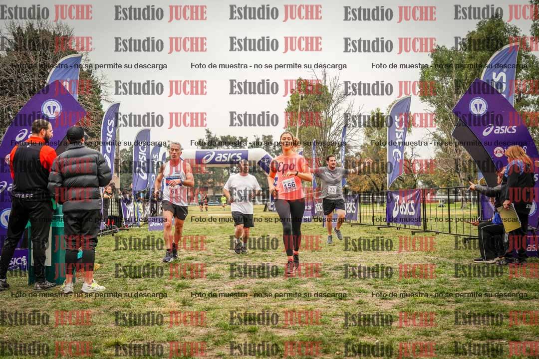 Fotos de la llegada del cross de 6000 m - running teams mujeres y varones