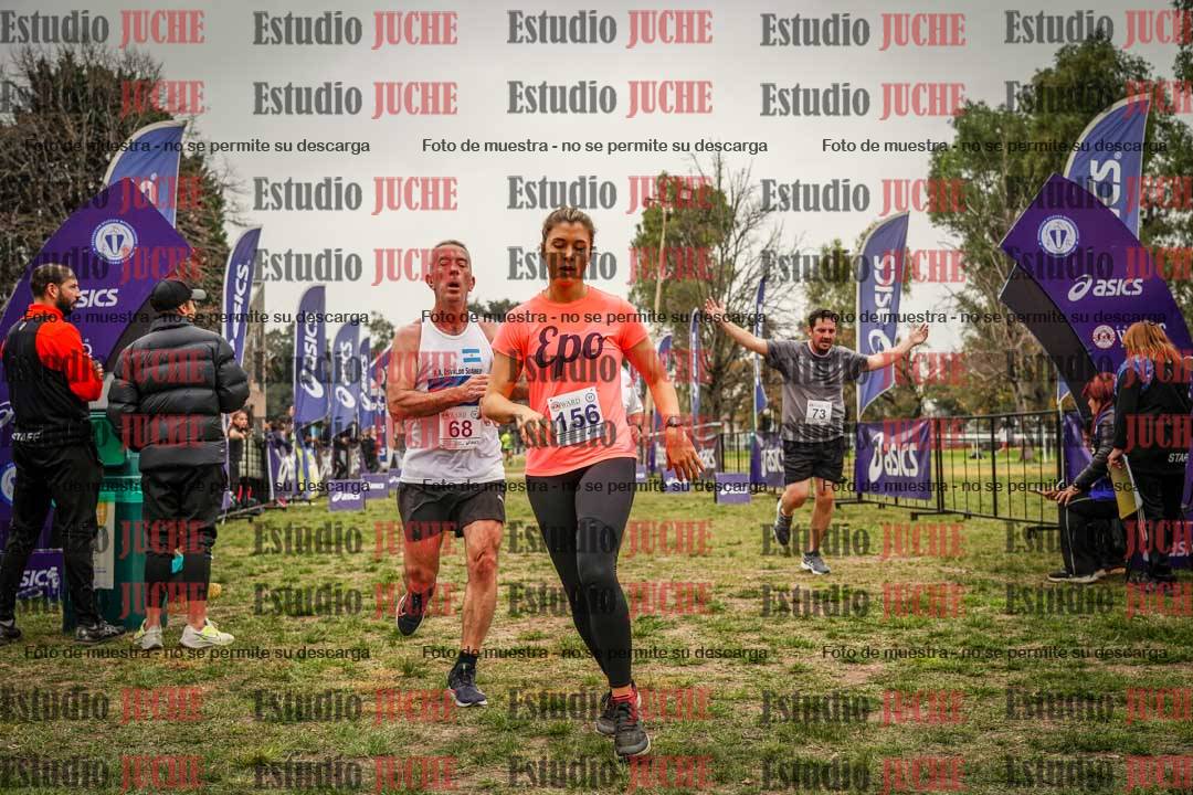 Fotos de la llegada del cross de 6000 m - running teams mujeres y varones