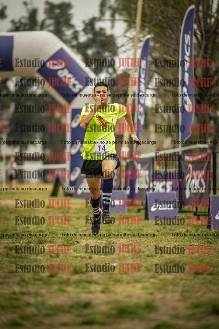 Fotos de la llegada del cross de 6000 m - running teams mujeres y varones