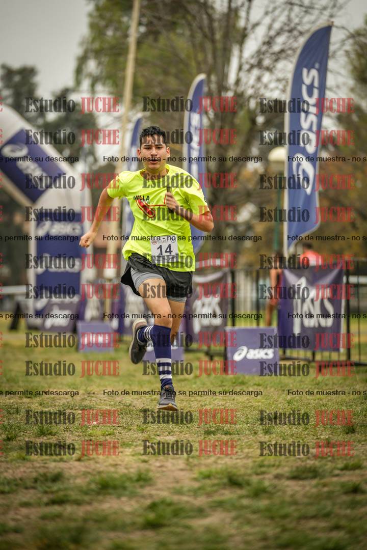 Fotos de la llegada del cross de 6000 m - running teams mujeres y varones