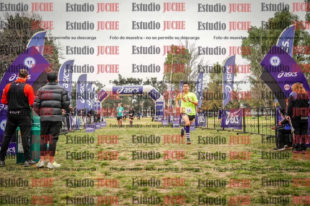 Fotos de la llegada del cross de 6000 m - running teams mujeres y varones