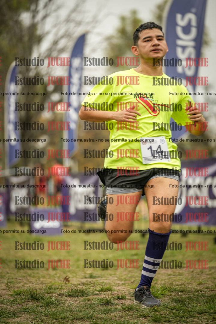Fotos de la llegada del cross de 6000 m - running teams mujeres y varones