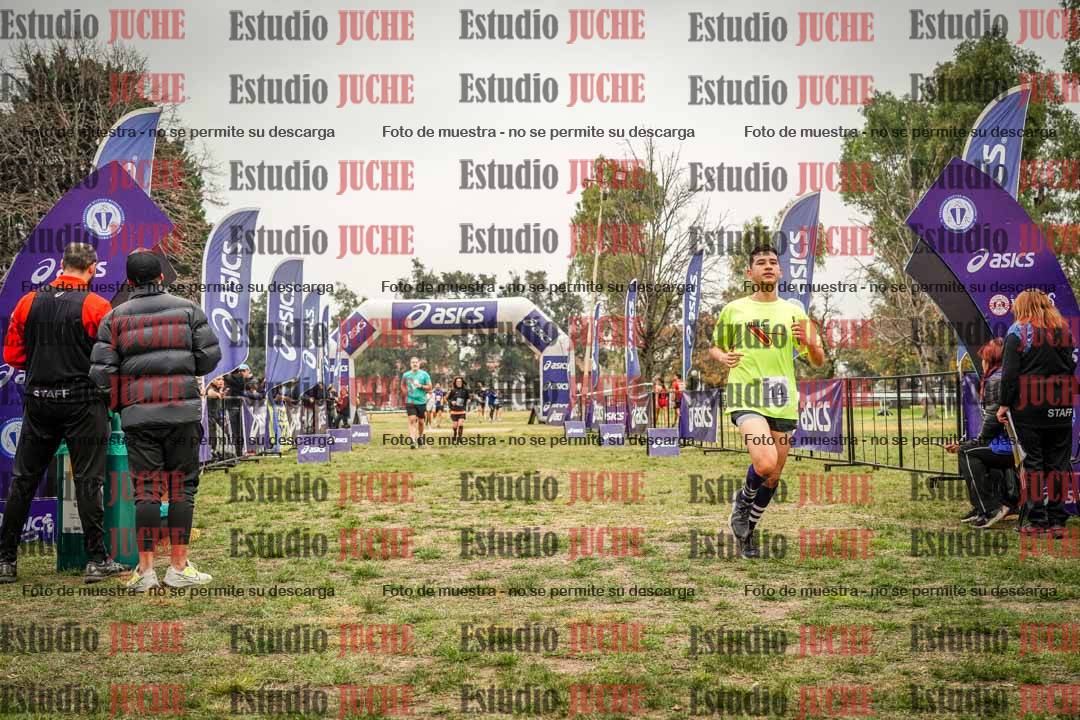 Fotos de la llegada del cross de 6000 m - running teams mujeres y varones