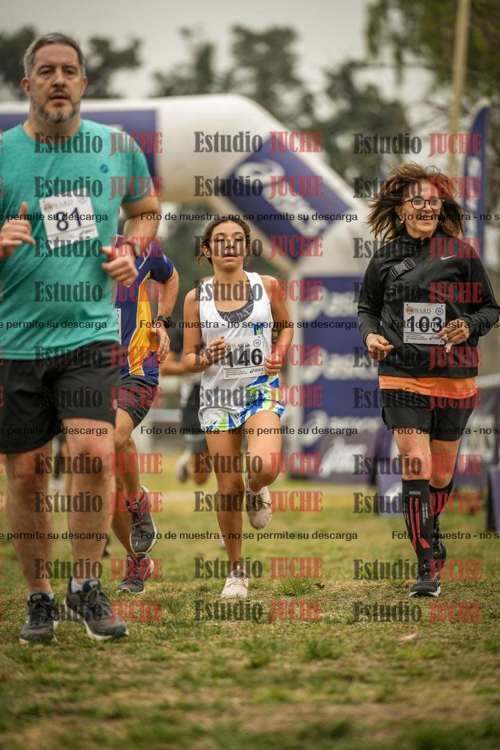 Fotos de la llegada del cross de 6000 m - running teams mujeres y varones