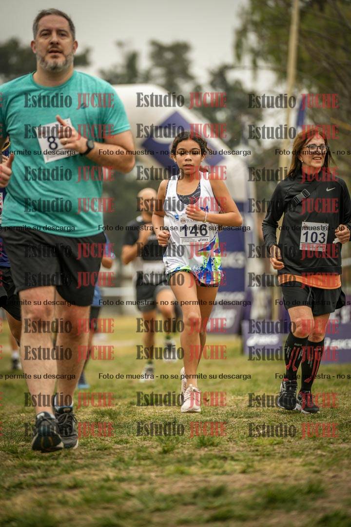 Fotos de la llegada del cross de 6000 m - running teams mujeres y varones