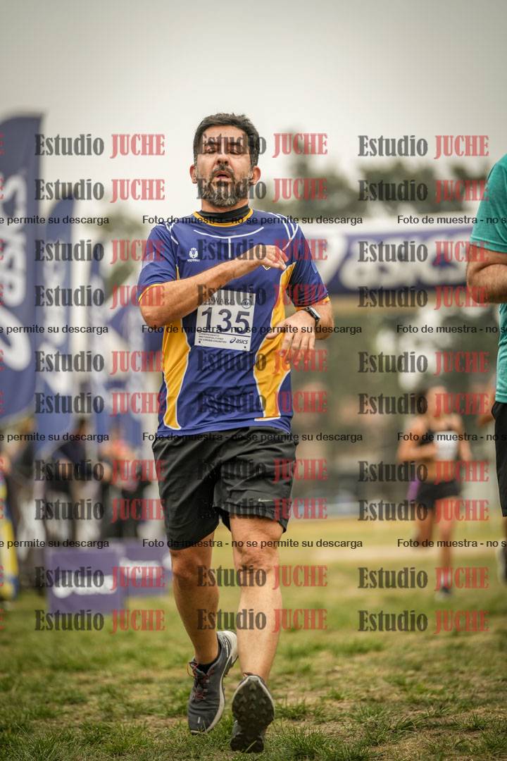 Fotos de la llegada del cross de 6000 m - running teams mujeres y varones