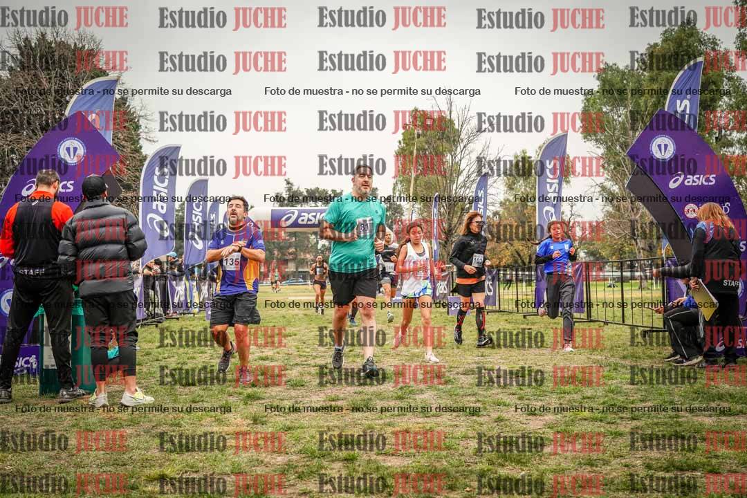 Fotos de la llegada del cross de 6000 m - running teams mujeres y varones