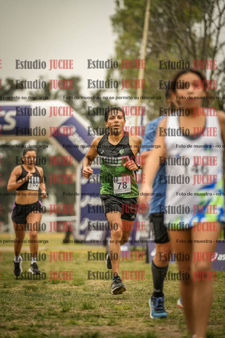 Fotos de la llegada del cross de 6000 m - running teams mujeres y varones