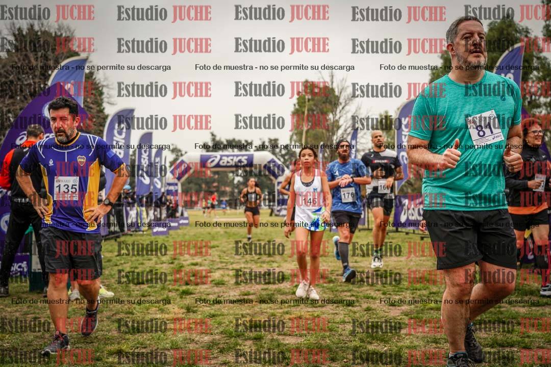 Fotos de la llegada del cross de 6000 m - running teams mujeres y varones