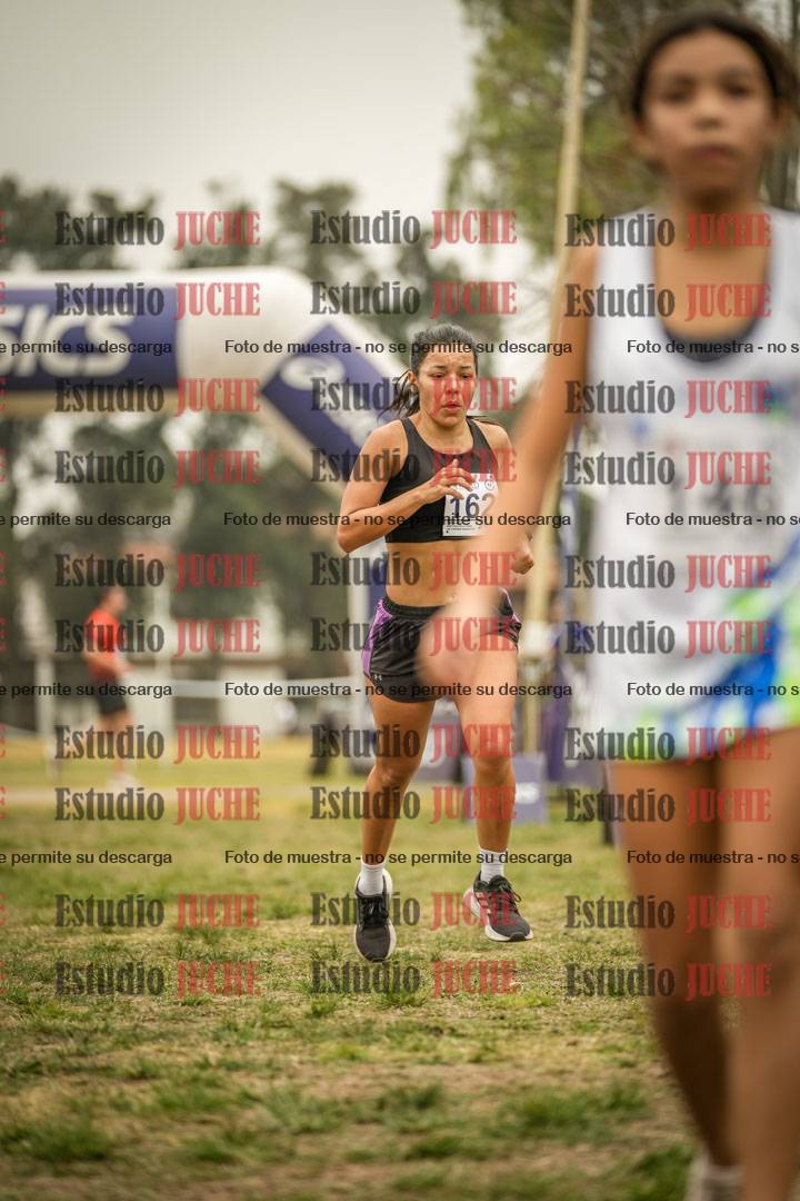 Fotos de la llegada del cross de 6000 m - running teams mujeres y varones
