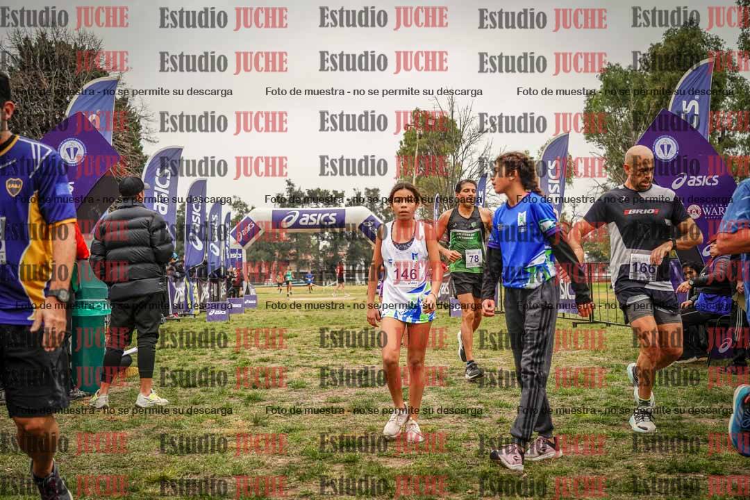 Fotos de la llegada del cross de 6000 m - running teams mujeres y varones