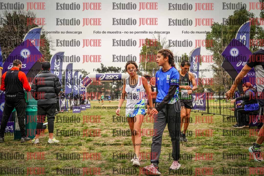 Fotos de la llegada del cross de 6000 m - running teams mujeres y varones