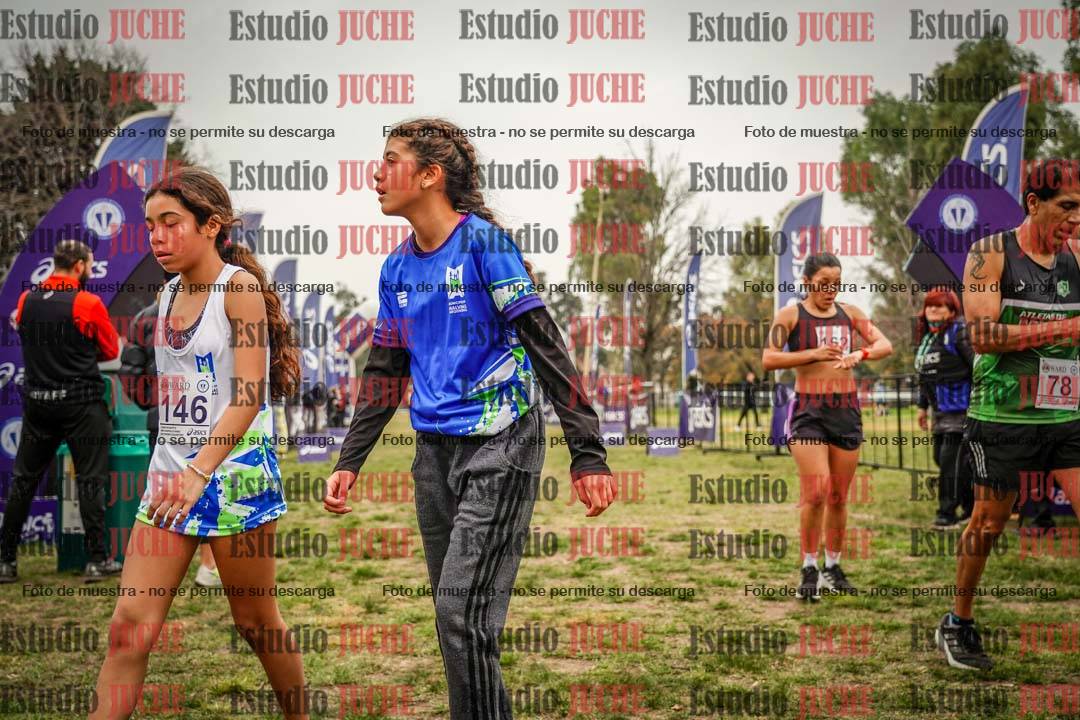 Fotos de la llegada del cross de 6000 m - running teams mujeres y varones