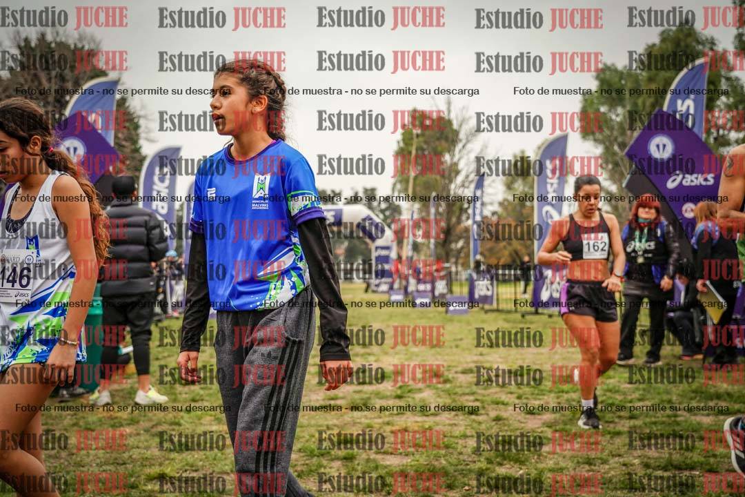 Fotos de la llegada del cross de 6000 m - running teams mujeres y varones