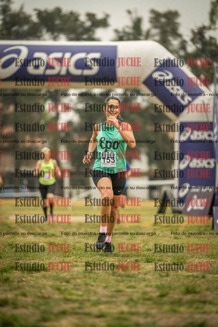 Fotos de la llegada del cross de 6000 m - running teams mujeres y varones