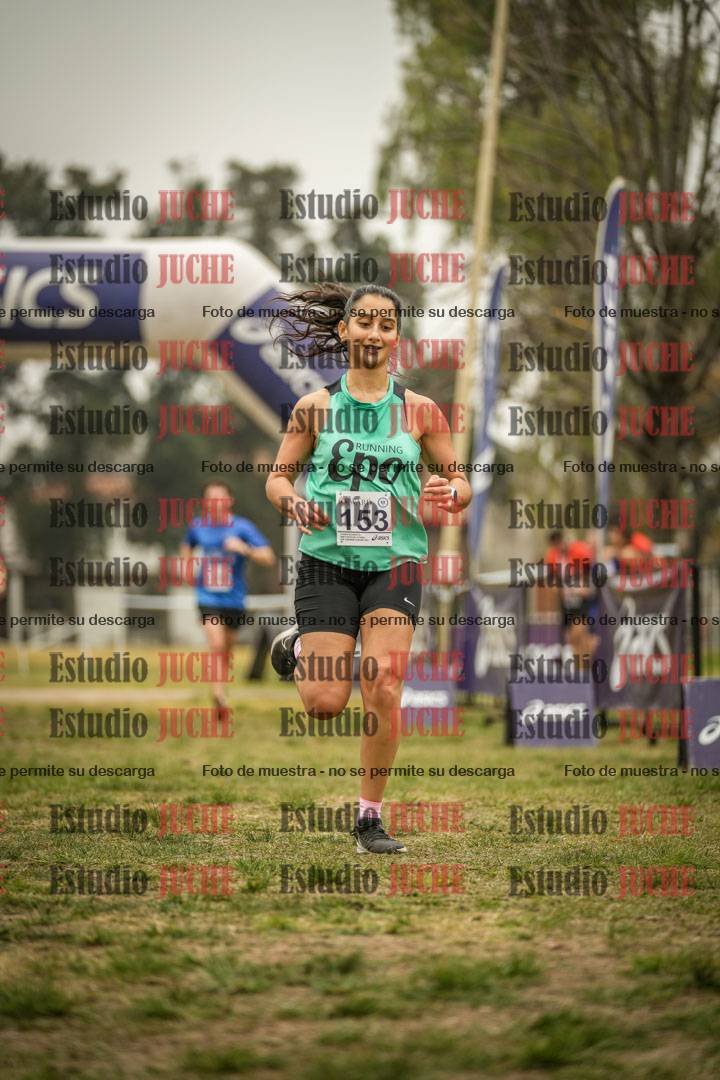 Fotos de la llegada del cross de 6000 m - running teams mujeres y varones