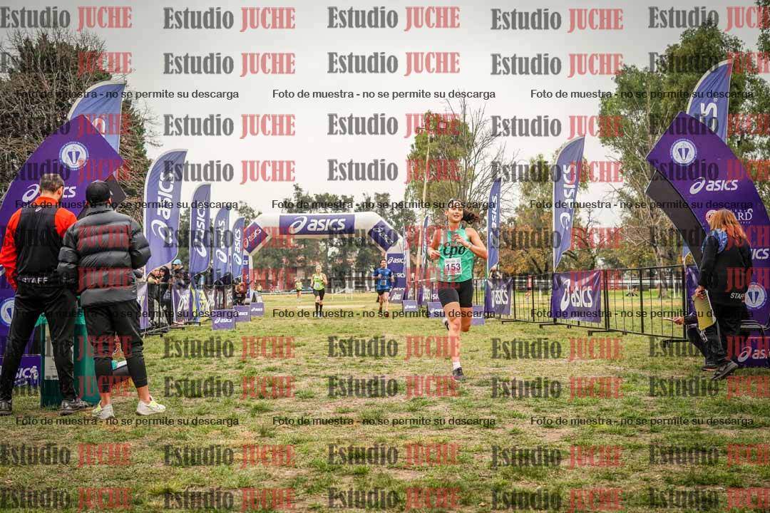 Fotos de la llegada del cross de 6000 m - running teams mujeres y varones