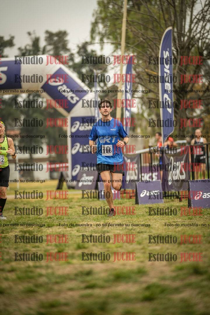 Fotos de la llegada del cross de 6000 m - running teams mujeres y varones