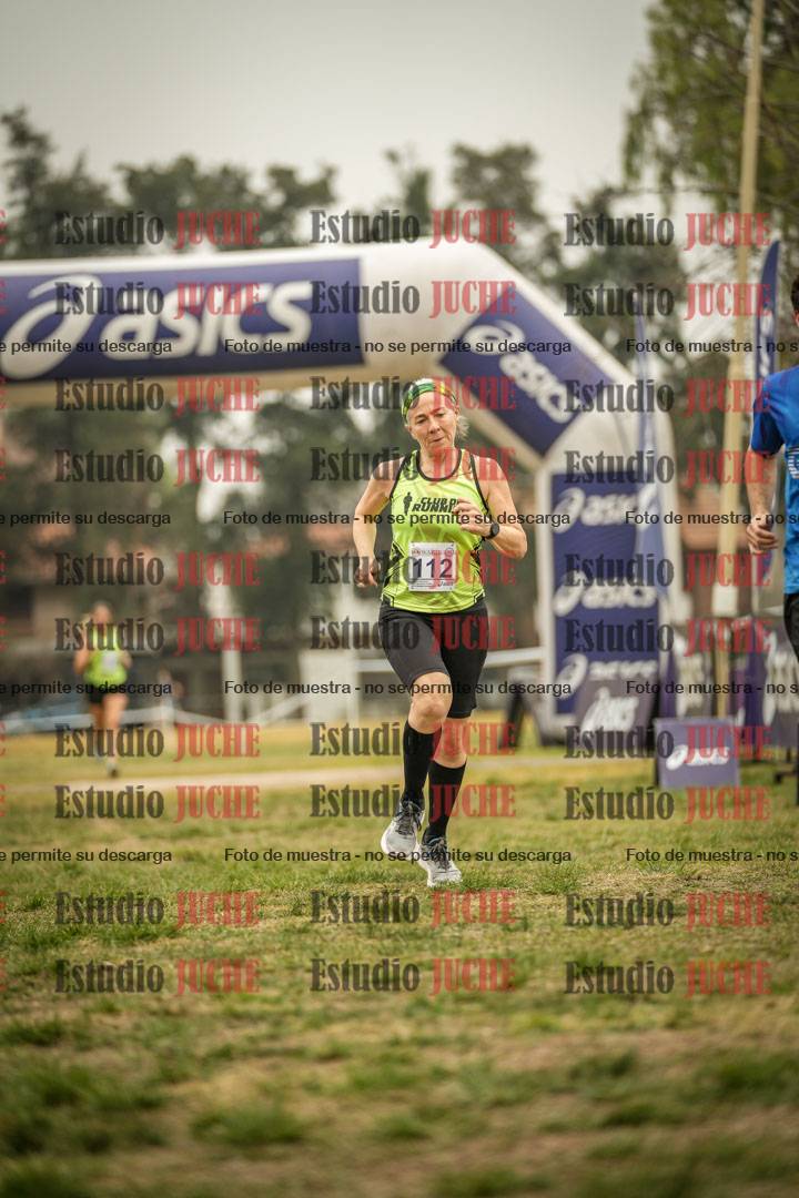 Fotos de la llegada del cross de 6000 m - running teams mujeres y varones