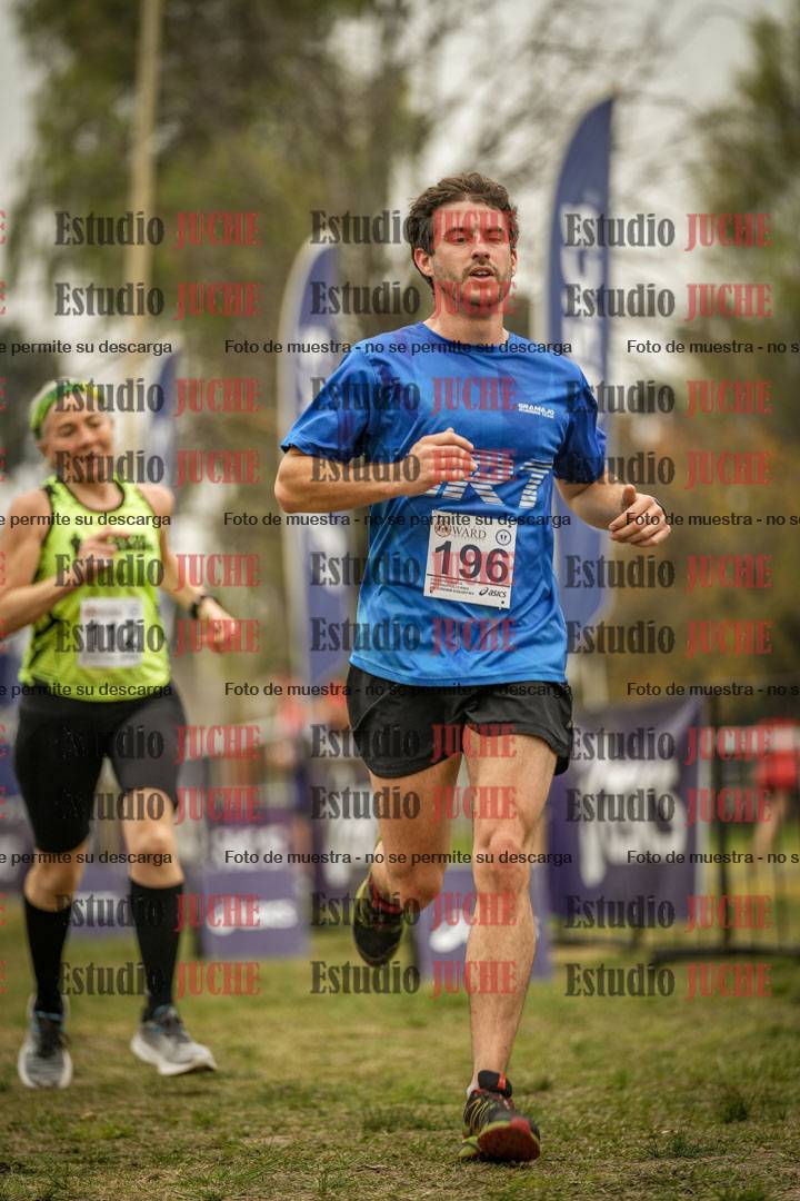Fotos de la llegada del cross de 6000 m - running teams mujeres y varones