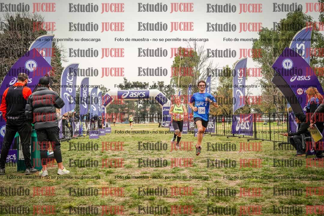 Fotos de la llegada del cross de 6000 m - running teams mujeres y varones