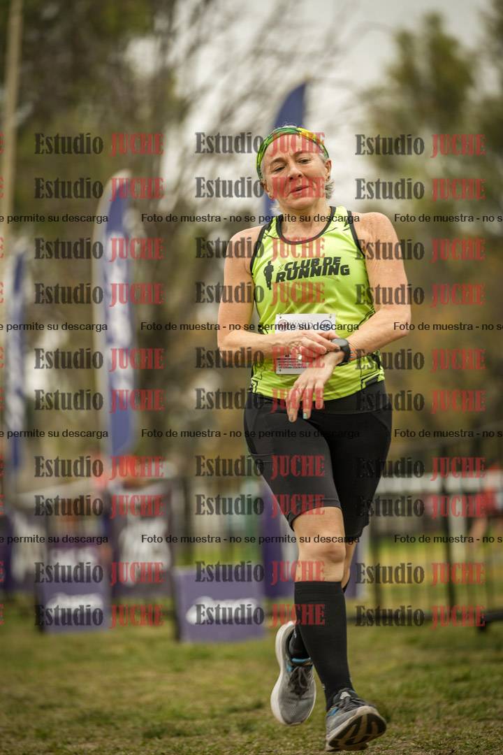 Fotos de la llegada del cross de 6000 m - running teams mujeres y varones