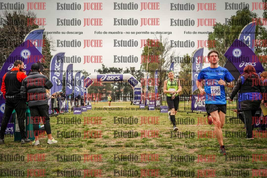 Fotos de la llegada del cross de 6000 m - running teams mujeres y varones
