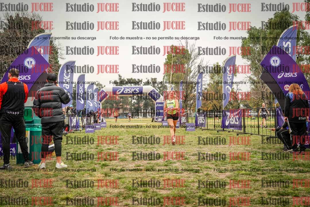 Fotos de la llegada del cross de 6000 m - running teams mujeres y varones