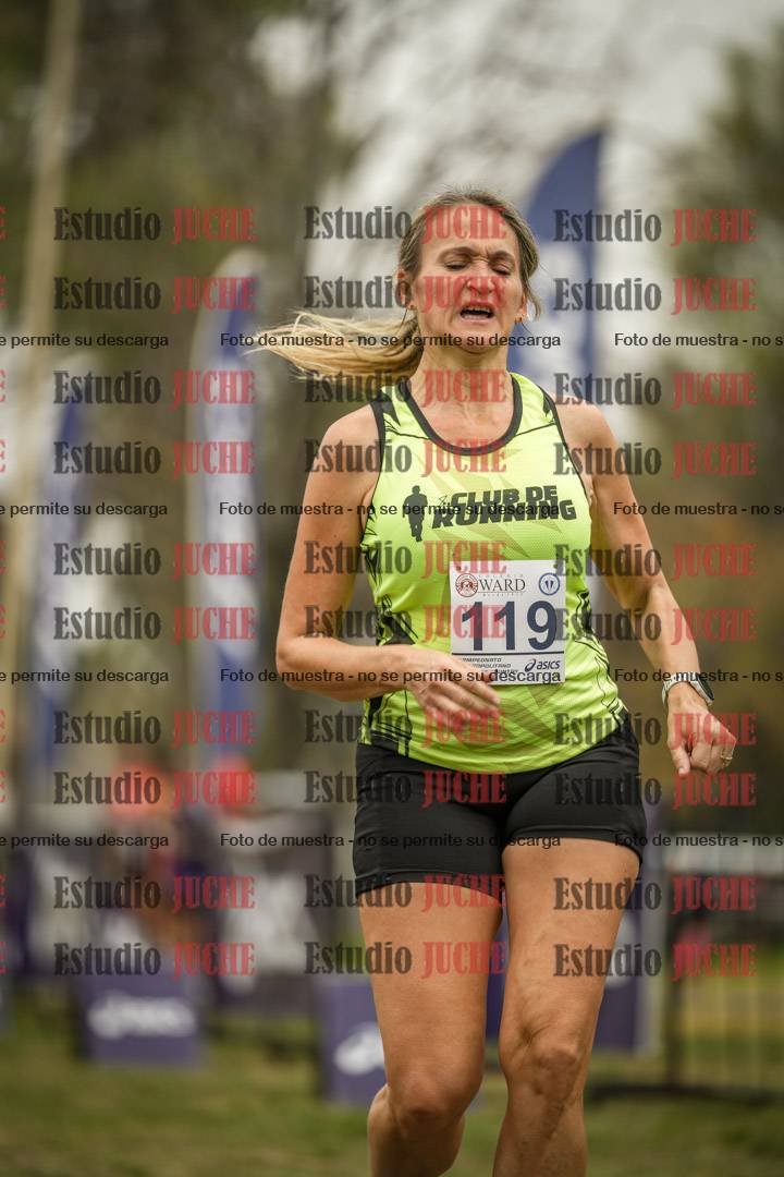 Fotos de la llegada del cross de 6000 m - running teams mujeres y varones