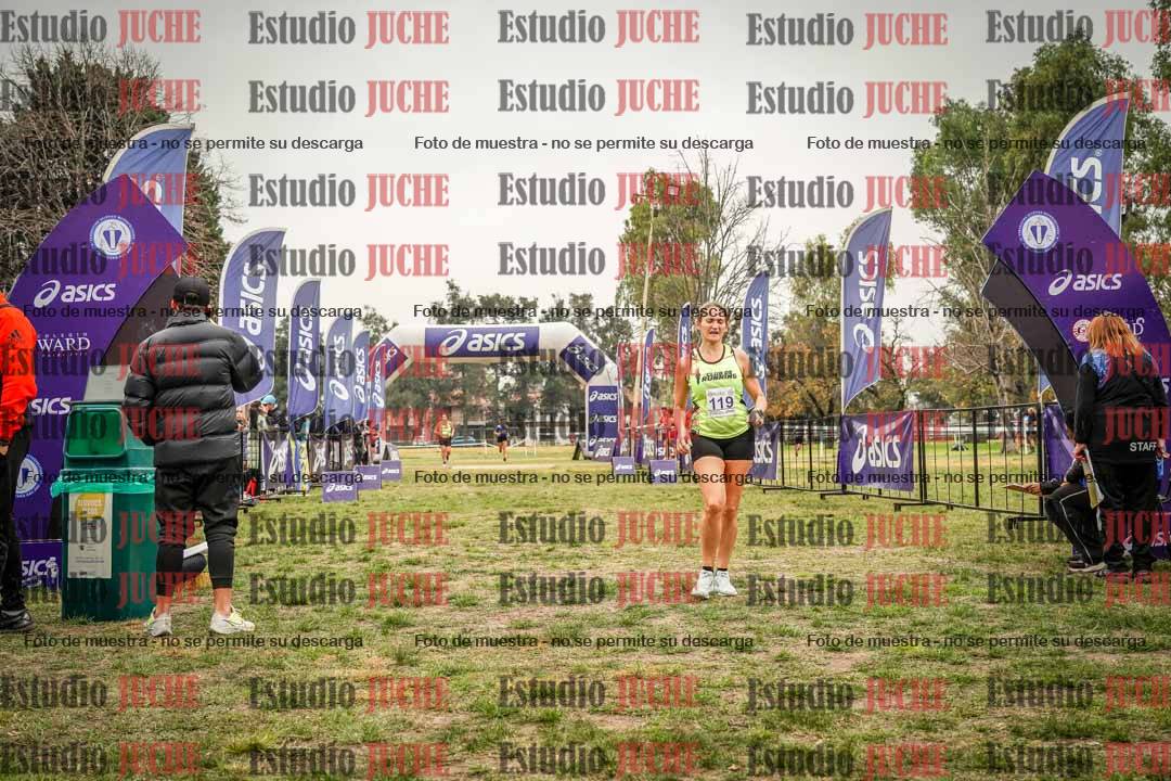 Fotos de la llegada del cross de 6000 m - running teams mujeres y varones