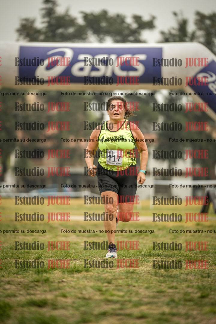 Fotos de la llegada del cross de 6000 m - running teams mujeres y varones