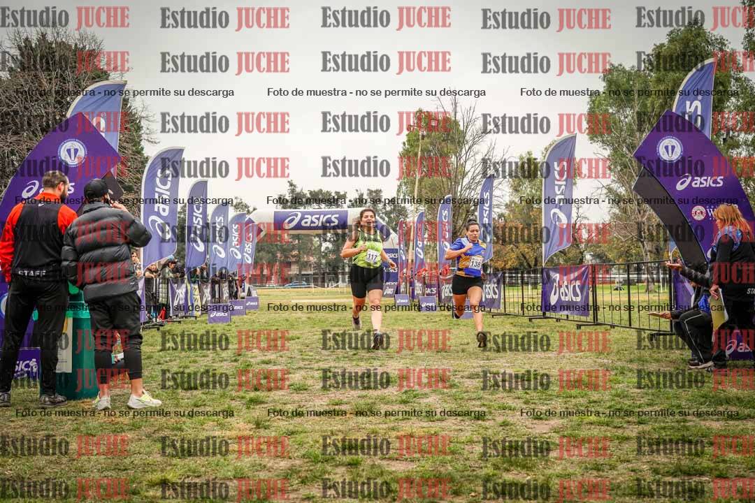 Fotos de la llegada del cross de 6000 m - running teams mujeres y varones