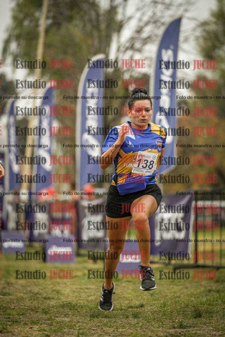 Fotos de la llegada del cross de 6000 m - running teams mujeres y varones
