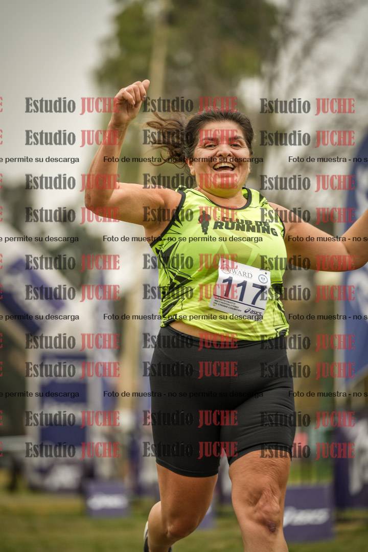 Fotos de la llegada del cross de 6000 m - running teams mujeres y varones
