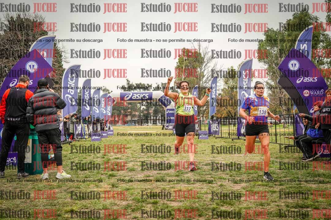 Fotos de la llegada del cross de 6000 m - running teams mujeres y varones