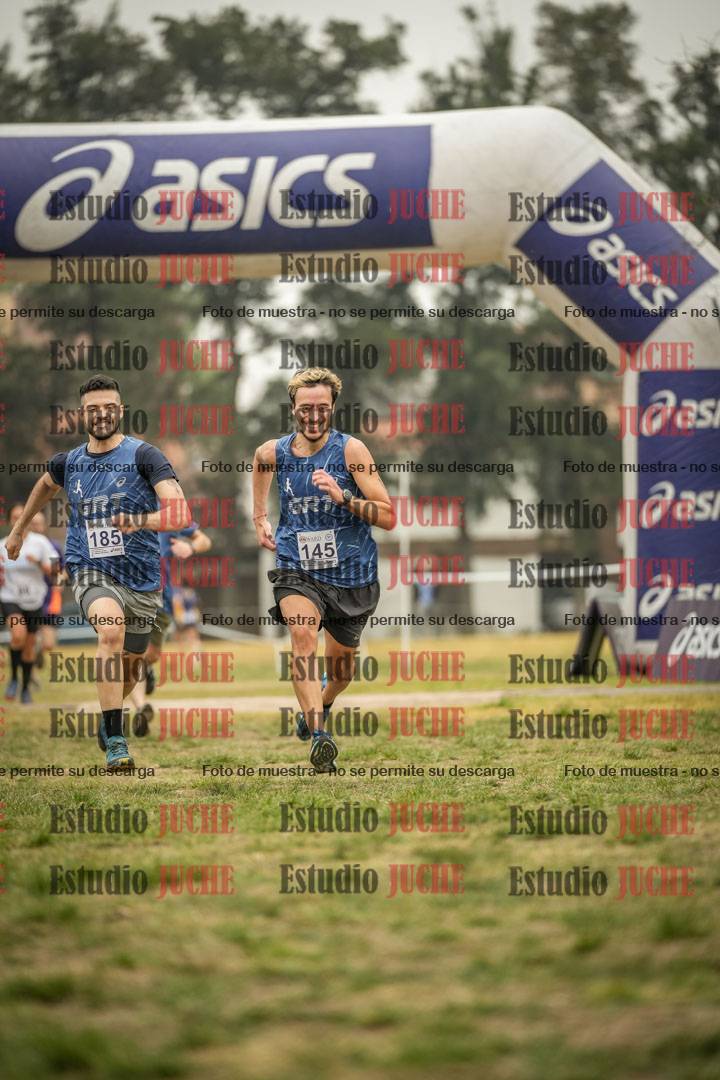 Fotos de la llegada del cross de 6000 m - running teams mujeres y varones