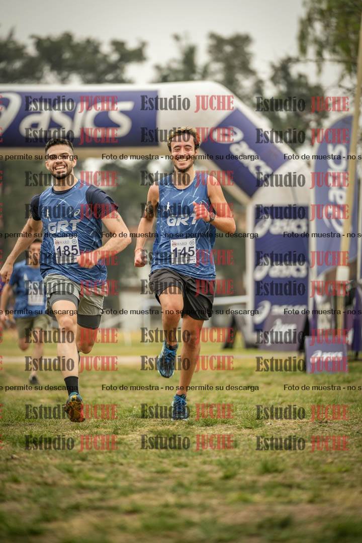 Fotos de la llegada del cross de 6000 m - running teams mujeres y varones