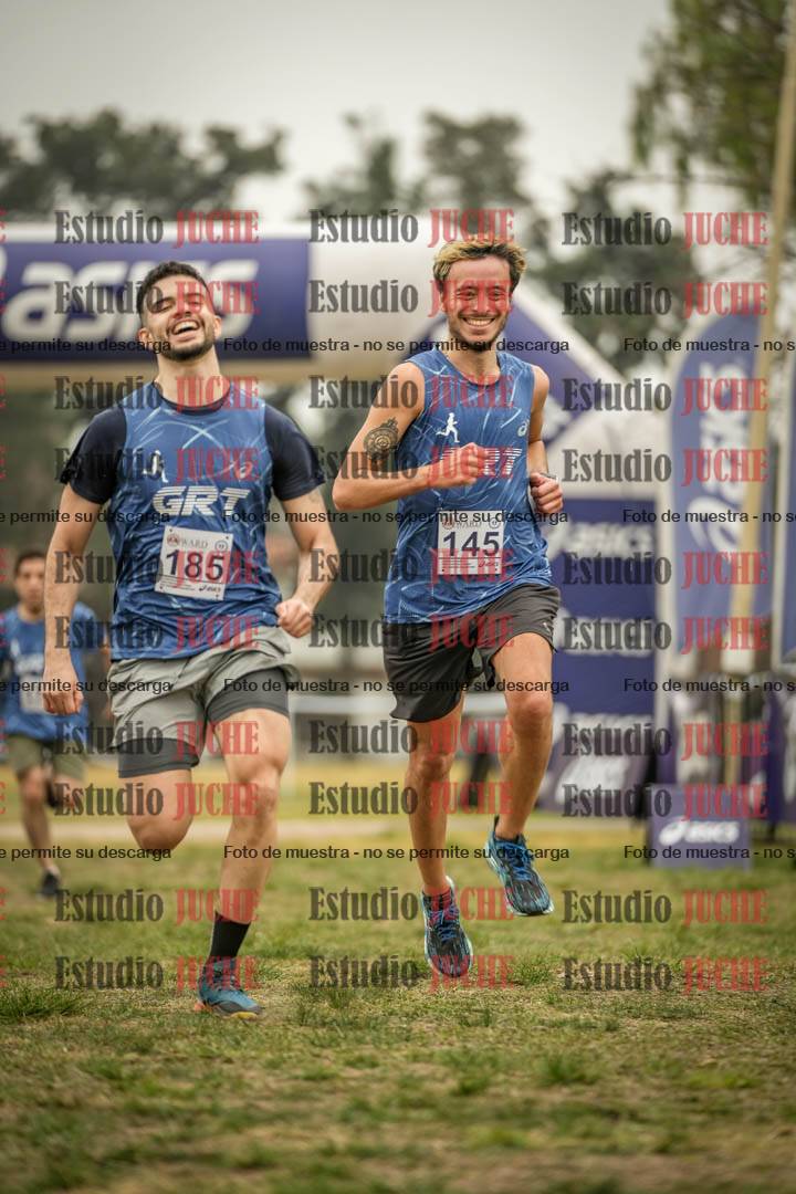 Fotos de la llegada del cross de 6000 m - running teams mujeres y varones