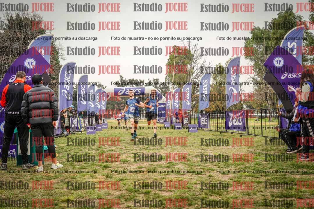 Fotos de la llegada del cross de 6000 m - running teams mujeres y varones
