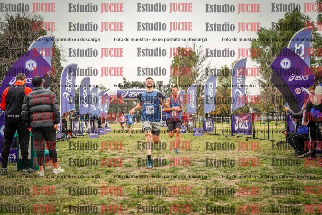 Fotos de la llegada del cross de 6000 m - running teams mujeres y varones