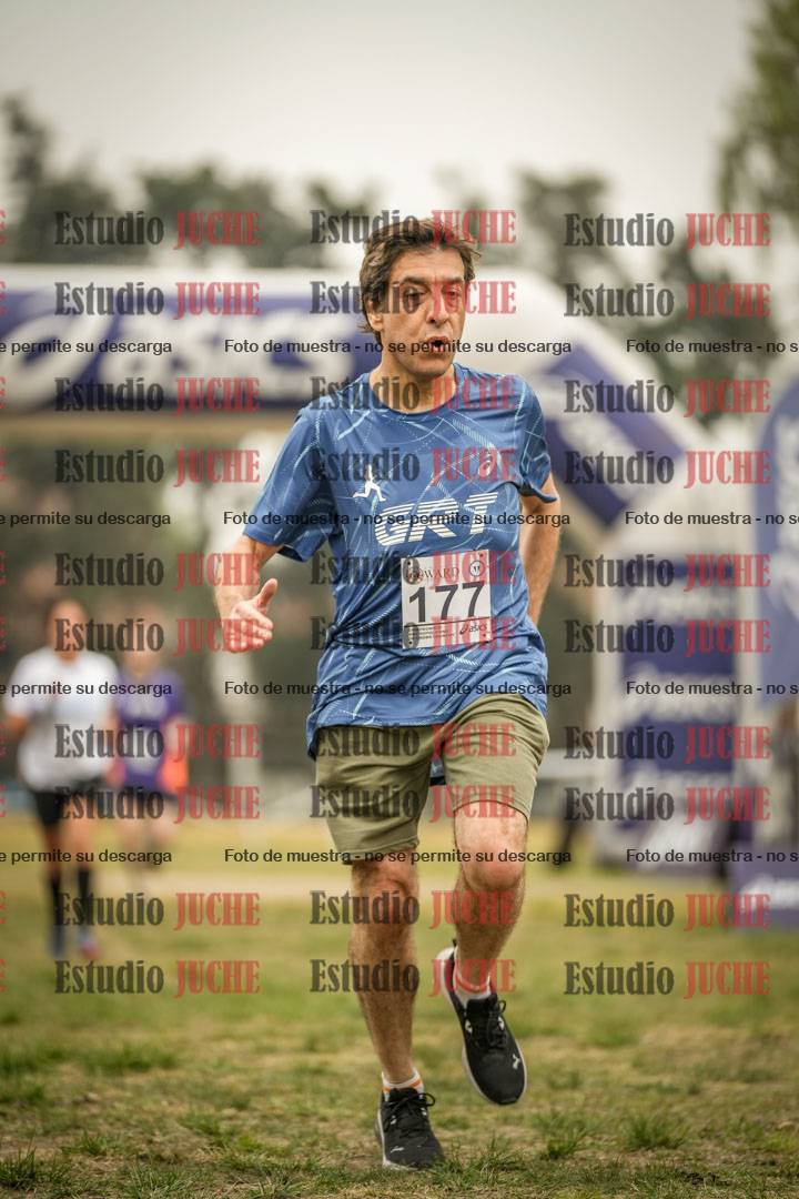 Fotos de la llegada del cross de 6000 m - running teams mujeres y varones