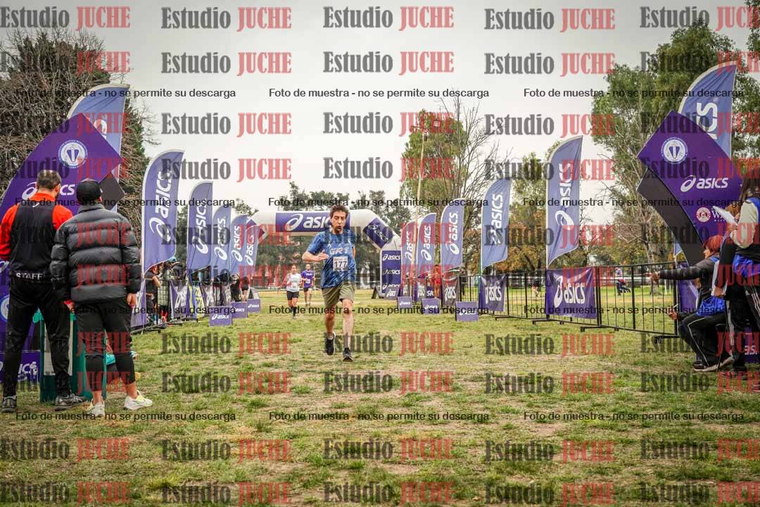 Fotos de la llegada del cross de 6000 m - running teams mujeres y varones