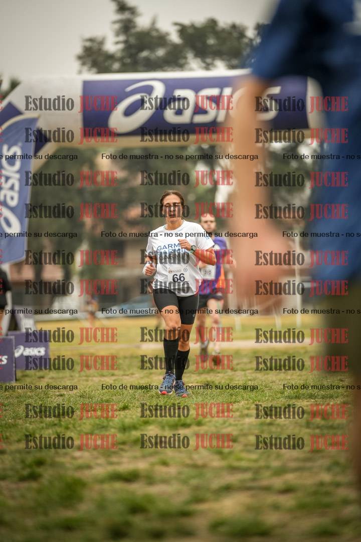 Fotos de la llegada del cross de 6000 m - running teams mujeres y varones
